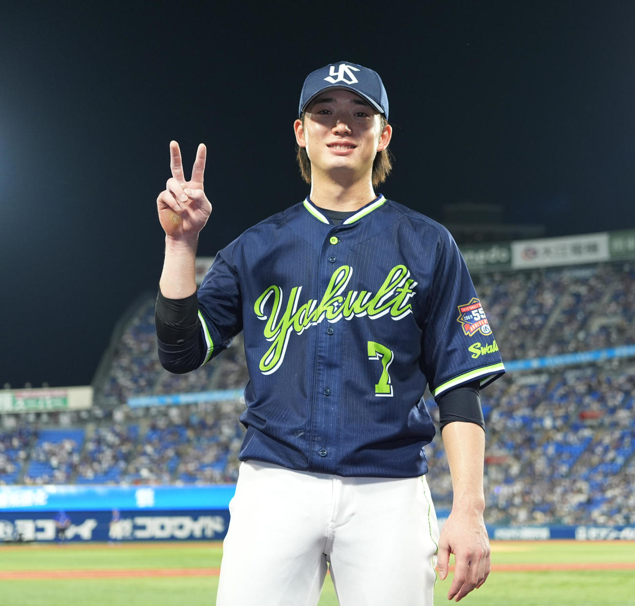 DeNA対ヤクルト　ヒーローインタビューで笑顔をポーズをとるヤクルト長岡（撮影・菅敏）