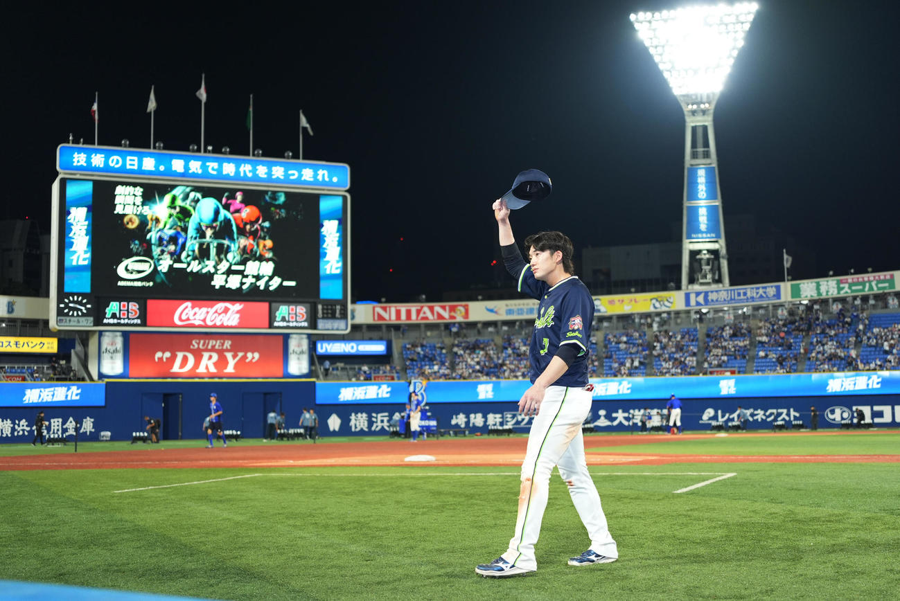 DeNA対ヤクルト　DeNAに勝利し、ファンにあいさつするヤクルト長岡（撮影・菅敏）