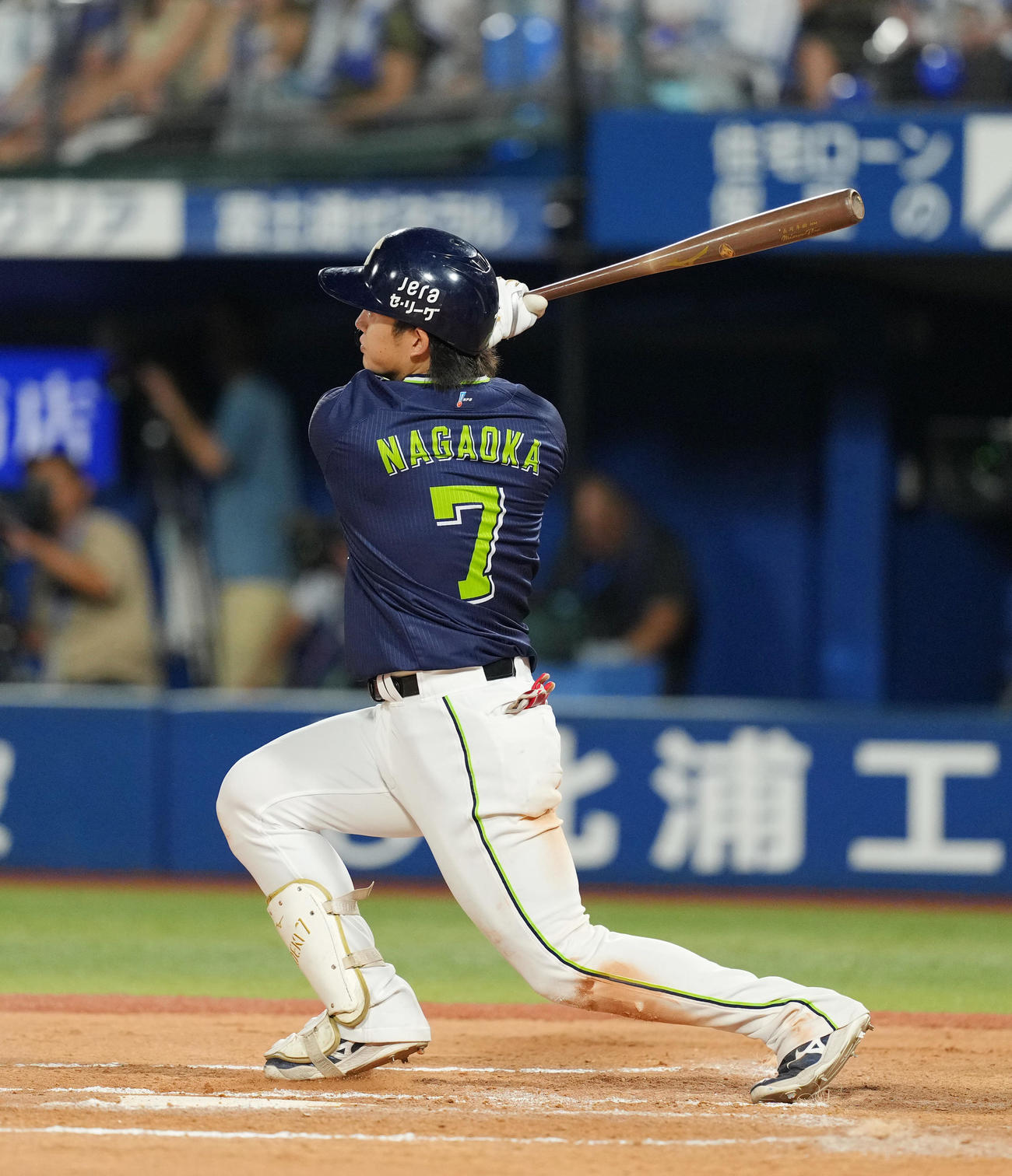DeNA対ヤクルト　7回表ヤクルト2死二塁、右越えに2点本塁打を放つ長岡（撮影・菅敏）