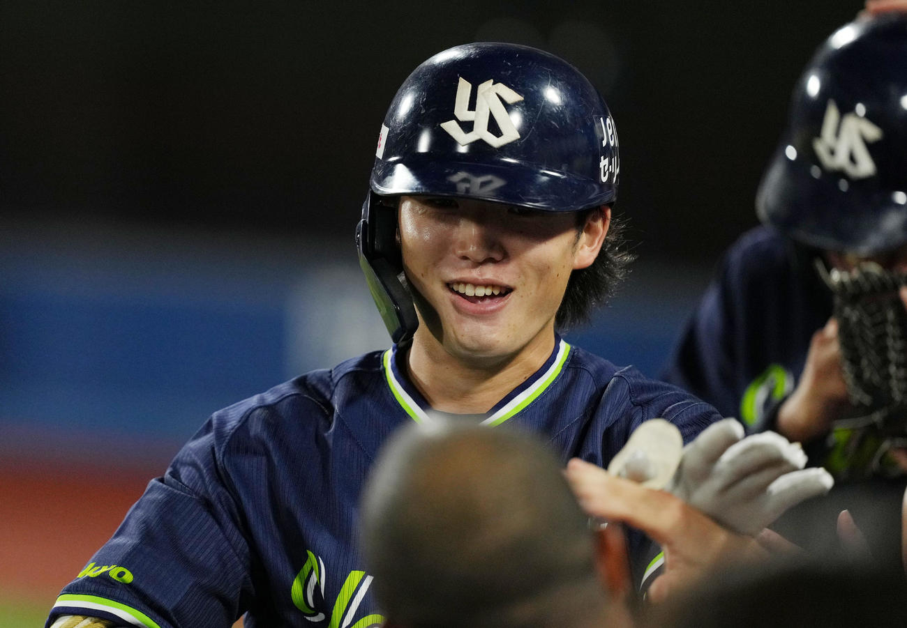 DeNA対ヤクルト　7回表ヤクルト2死二塁、右越えに2点本塁打を放ち、ナインに迎えられる長岡（撮影・菅敏）