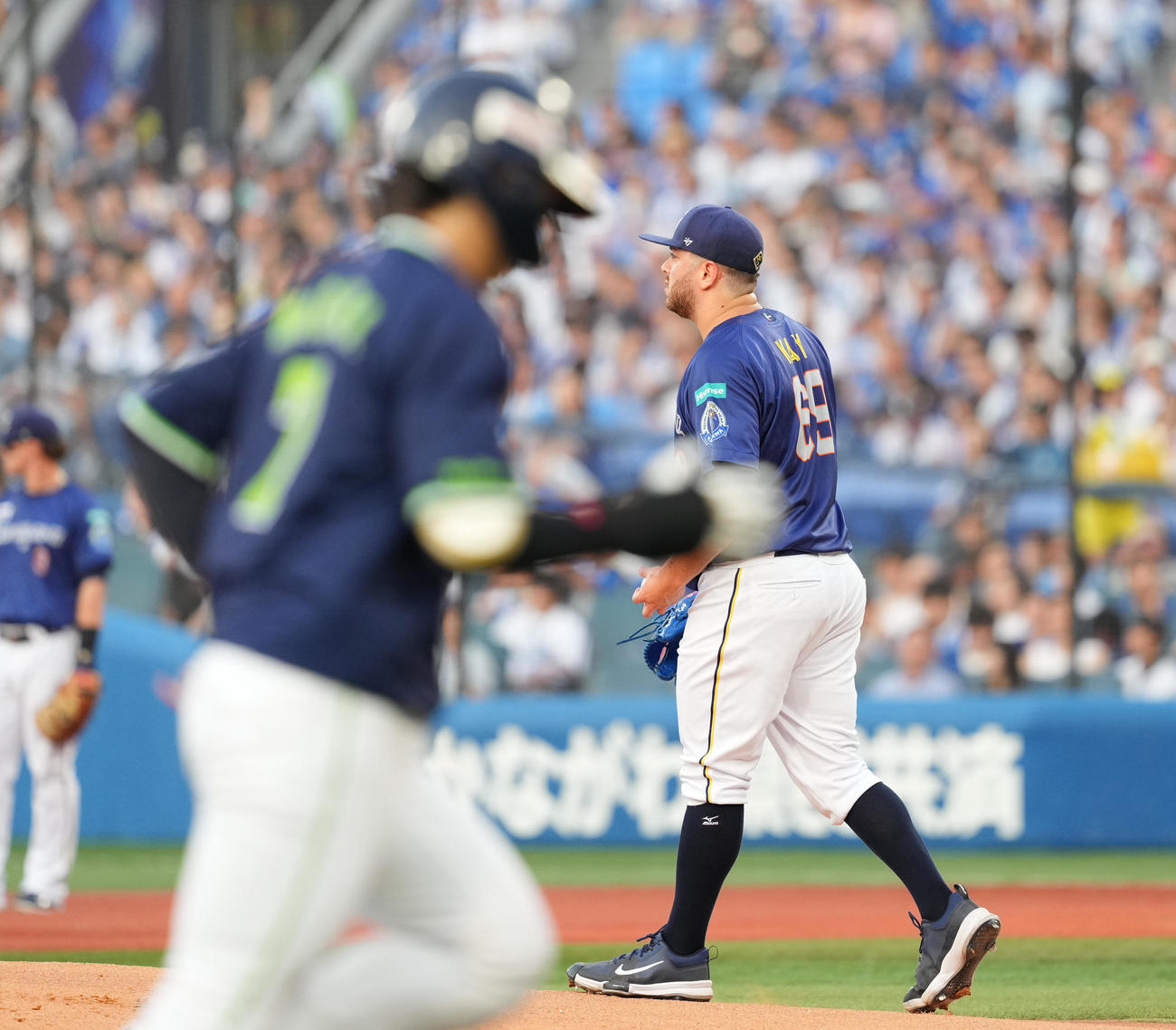DeNA対ヤクルト　1回表ヤクルト1死、長岡（手前）に先制のソロ本塁打を打たれ、肩を落とすケイ（撮影・菅敏）