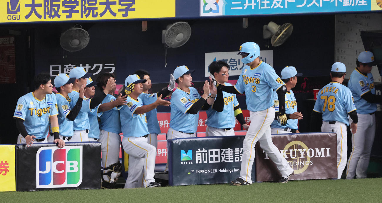 阪神対広島　8回裏阪神2死、左越え本塁打を放った大山を迎える阪神ナイン（撮影・宮崎幸一）