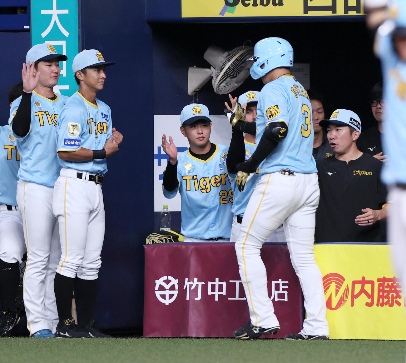阪神対広島　8回裏阪神2死、高橋（左から3人目）は左越えソロ本塁打を放った大山（手前）を出迎える（撮影・上山淳一）