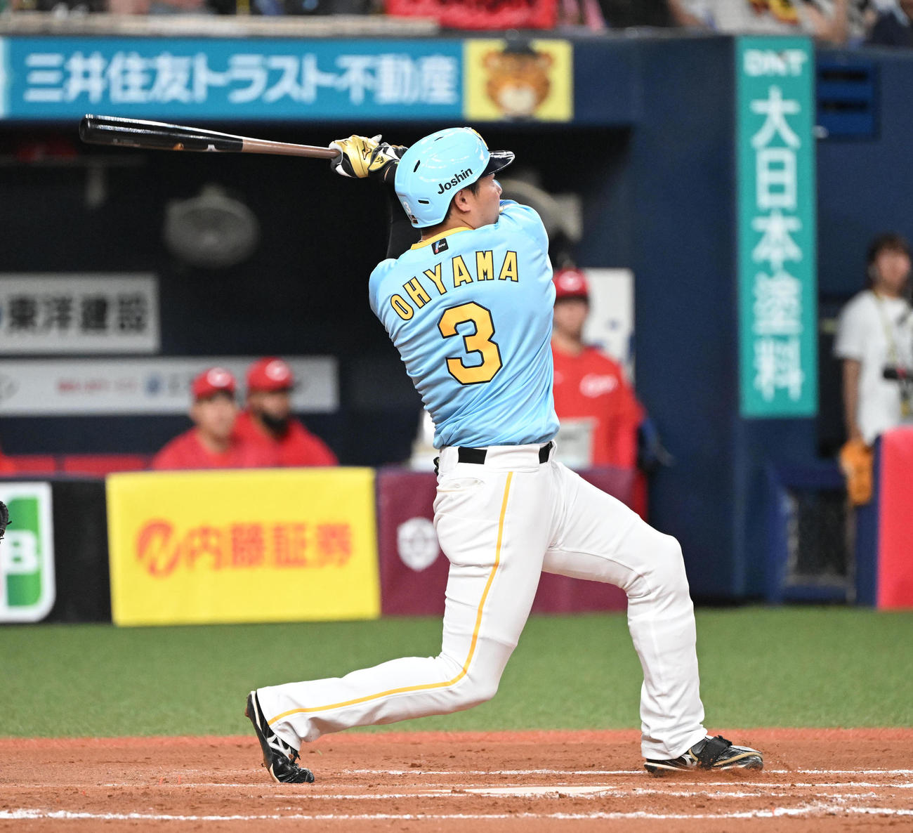 阪神対広島　8回裏阪神2死、左越え本塁打を放つ大山（撮影・和賀正仁）