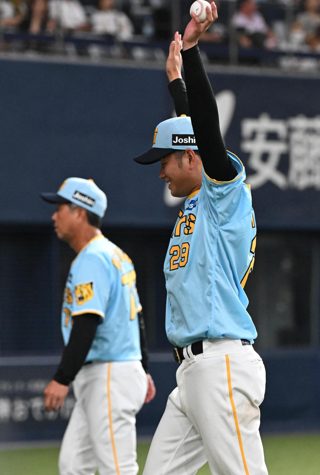阪神対広島　フウイニングボールを手にバンザイする高橋（撮影・和賀正仁）