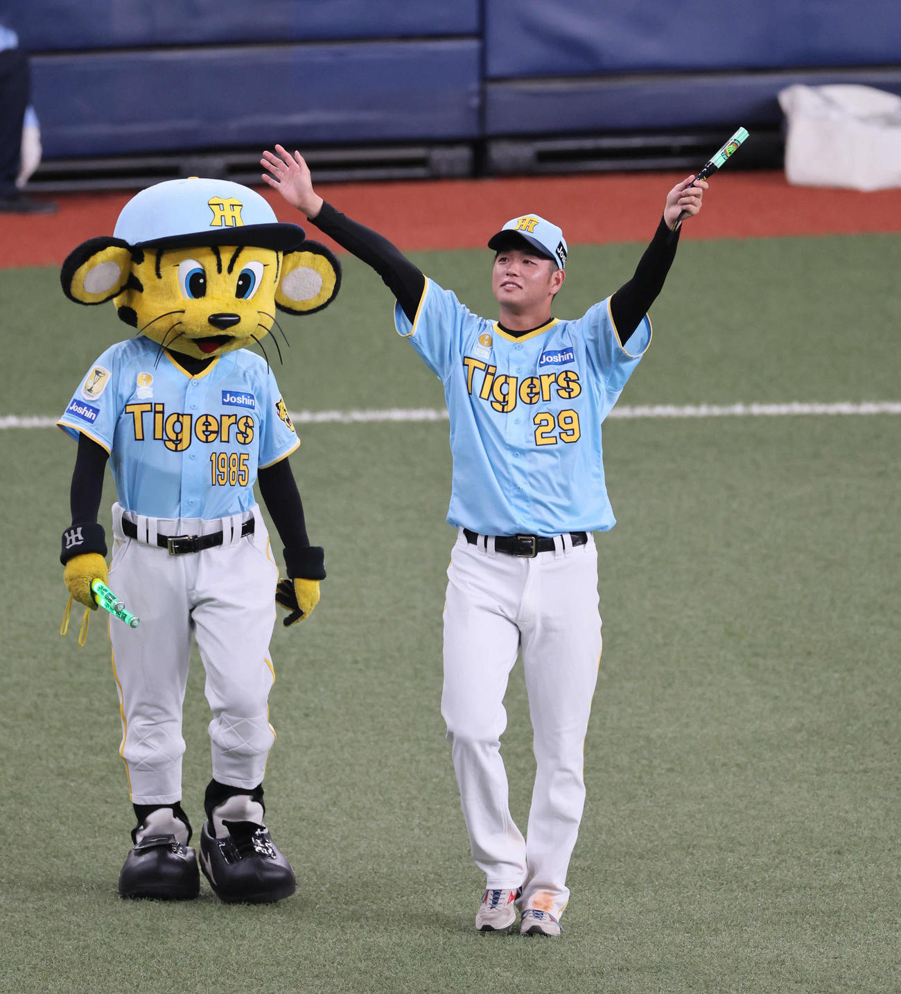 阪神対広島　勝利投手となった高橋は称賛に応えて手を振る（撮影・宮崎幸一）