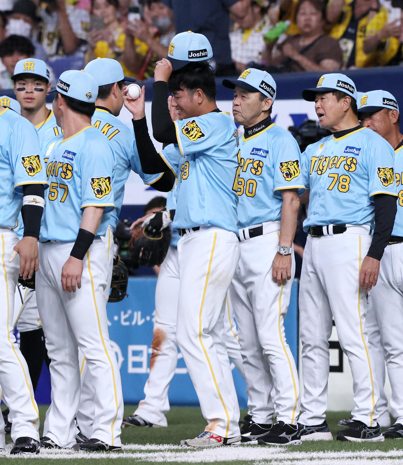 阪神対広島　勝利投手となった阪神高橋（手前）は岩崎からウイニングボールを受け取る（撮影・上山淳一）
