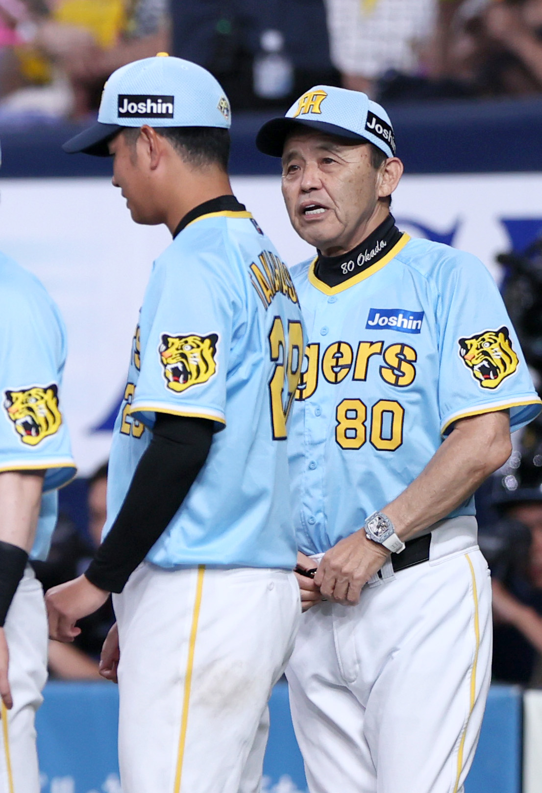 阪神対広島　1009日ぶり勝利を挙げた阪神高橋（左）を祝福する岡田監督（撮影・上山淳一）