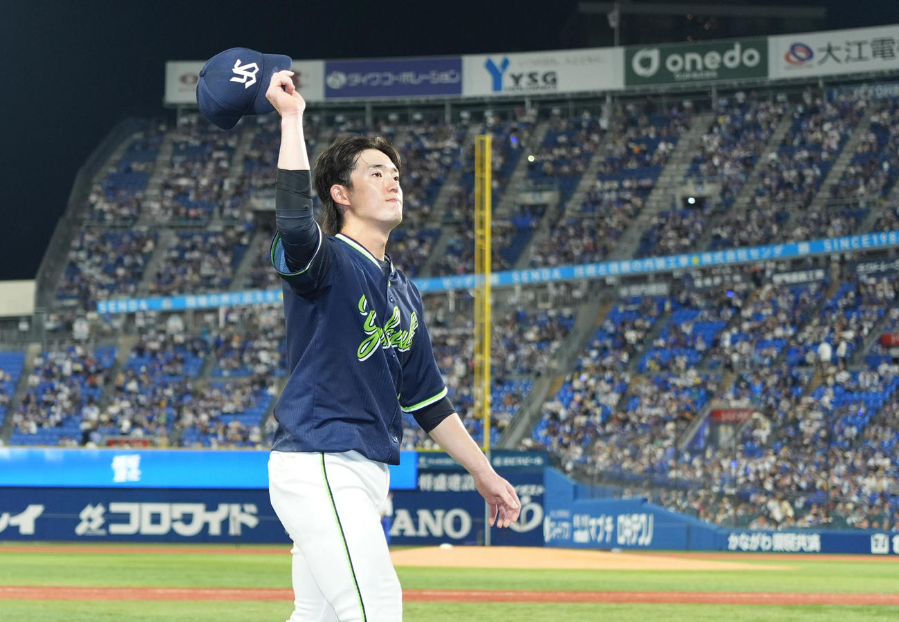 DeNA対ヤクルト　DeNAに勝利し、ファンにあいさつするヤクルト長岡（撮影・菅敏）