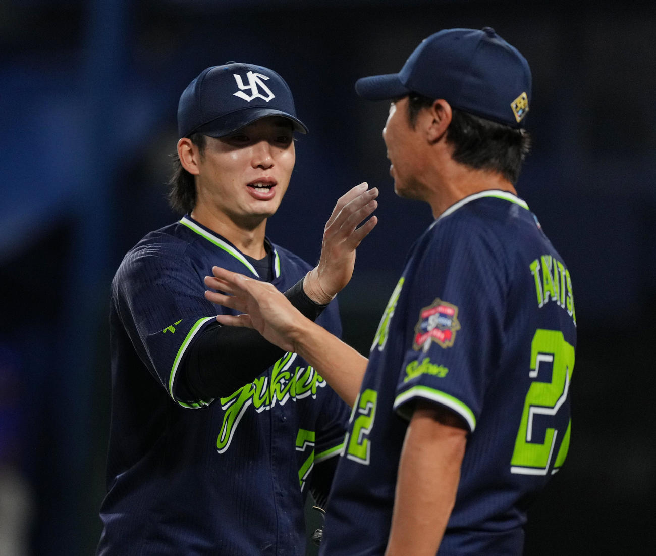 DeNA対ヤクルト　DeNAに勝利し、高津監督（右）にタッチで迎えられるヤクルト長岡（撮影・菅敏）