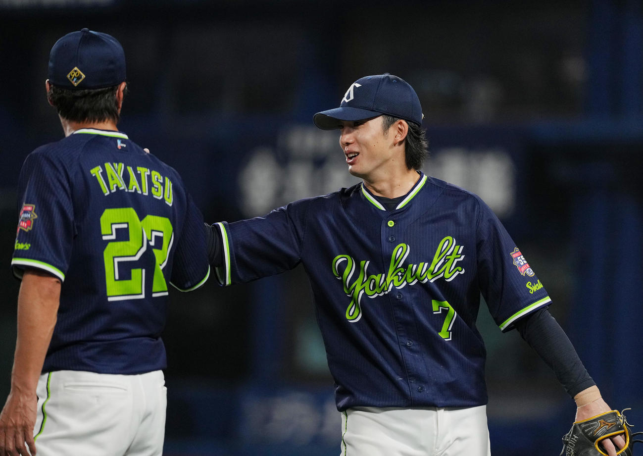 DeNA対ヤクルト　DeNAに勝利し、高津監督（左）にタッチで迎えられるヤクルト長岡（撮影・菅敏）