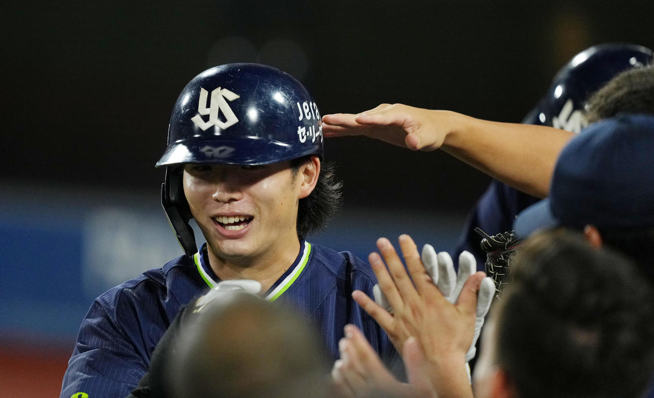 DeNA対ヤクルト　7回表ヤクルト2死二塁、右越えに2点本塁打を放ち、ナインに迎えられる長岡（撮影・菅敏）