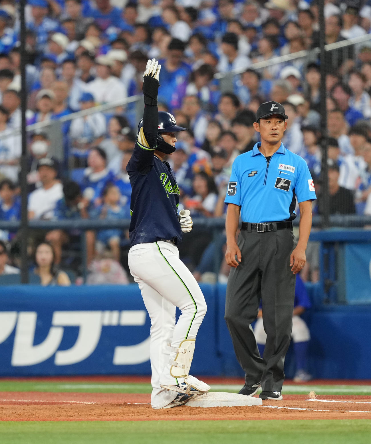 DeNA対ヤクルト　3回表ヤクルト1死二塁、中適時打を放ち、ポーズをとる長岡（撮影・菅敏）