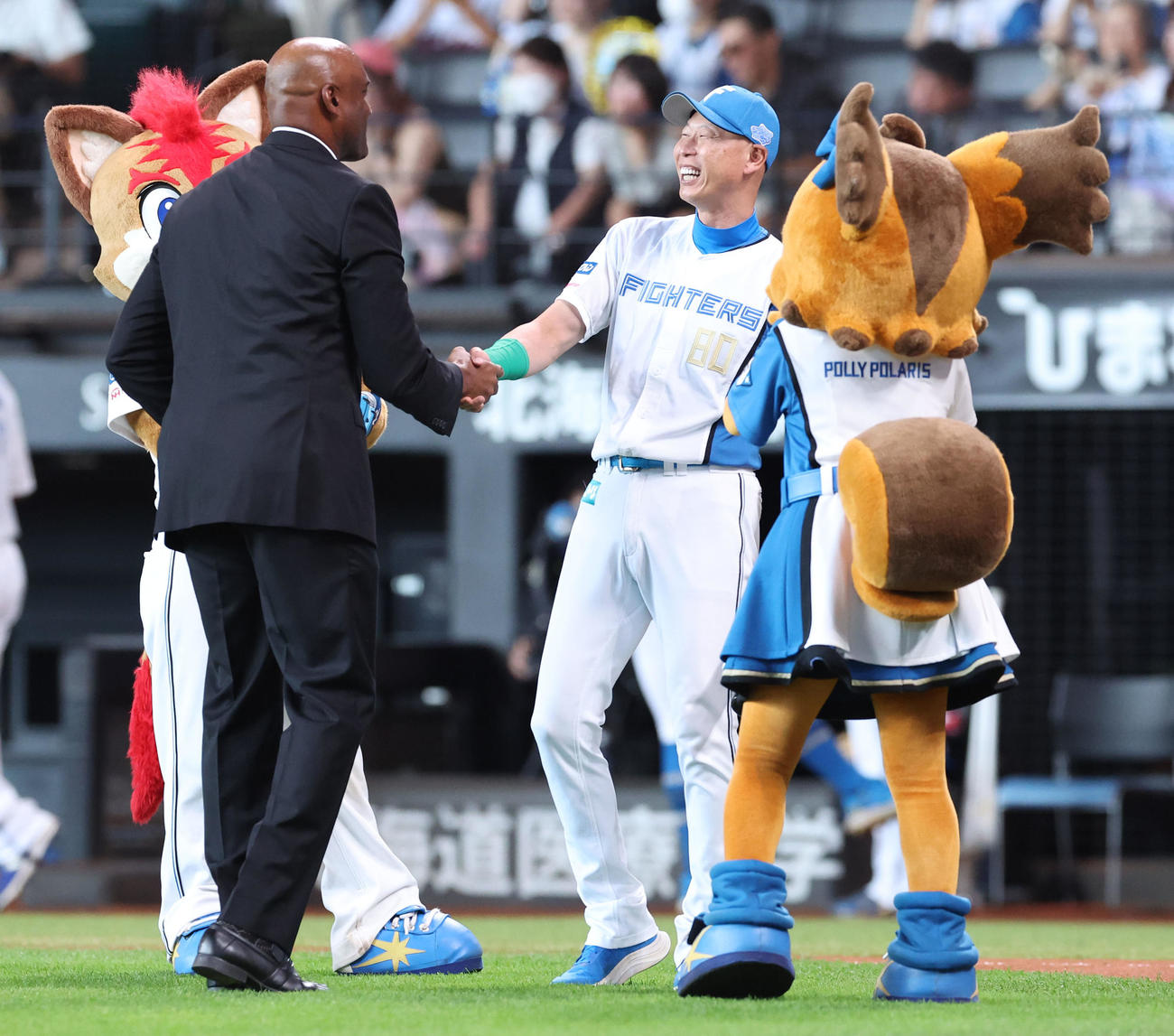 日本ハム対西武　試合前、ファーストピッチを務め握手をするセギノール氏（左）と日本ハム森本コーチ（撮影・佐藤翔太）
