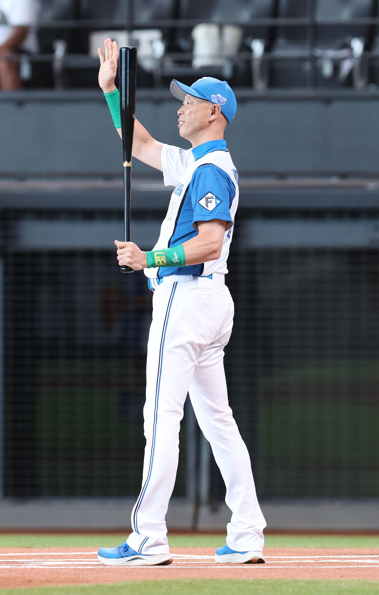 日本ハム対西武　試合前、ファーストピッチの打席に立つ日本ハム森本コーチ（撮影・佐藤翔太）