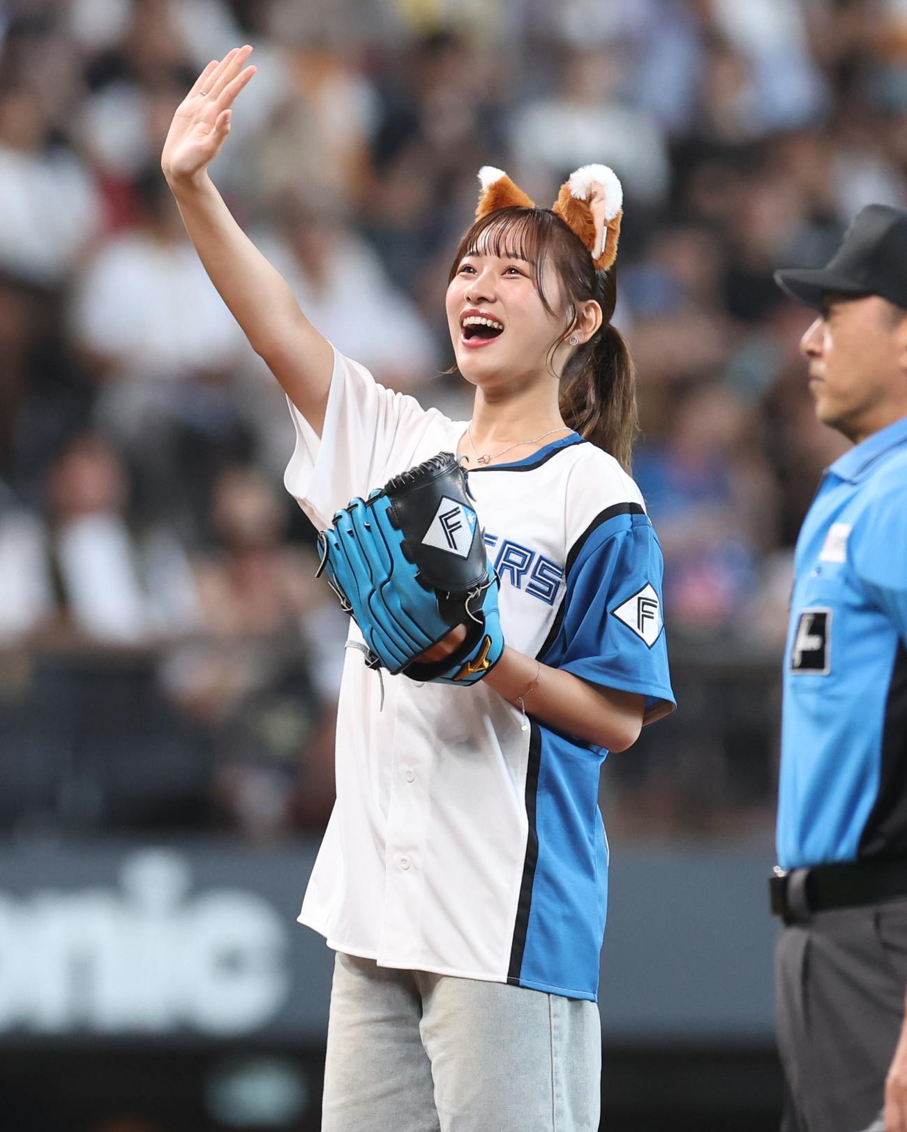 日本ハム対西武　始球式を務めた上ノ堀結愛（撮影・黒川智章）
