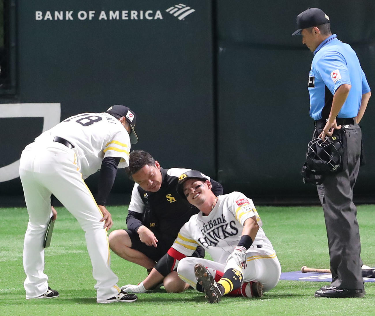 ソフトバンク対楽天　1回裏ソフトバンク無死一、二塁、自打球が足に当たり倒れ込む栗原（撮影・鬼束羽瑠菜）