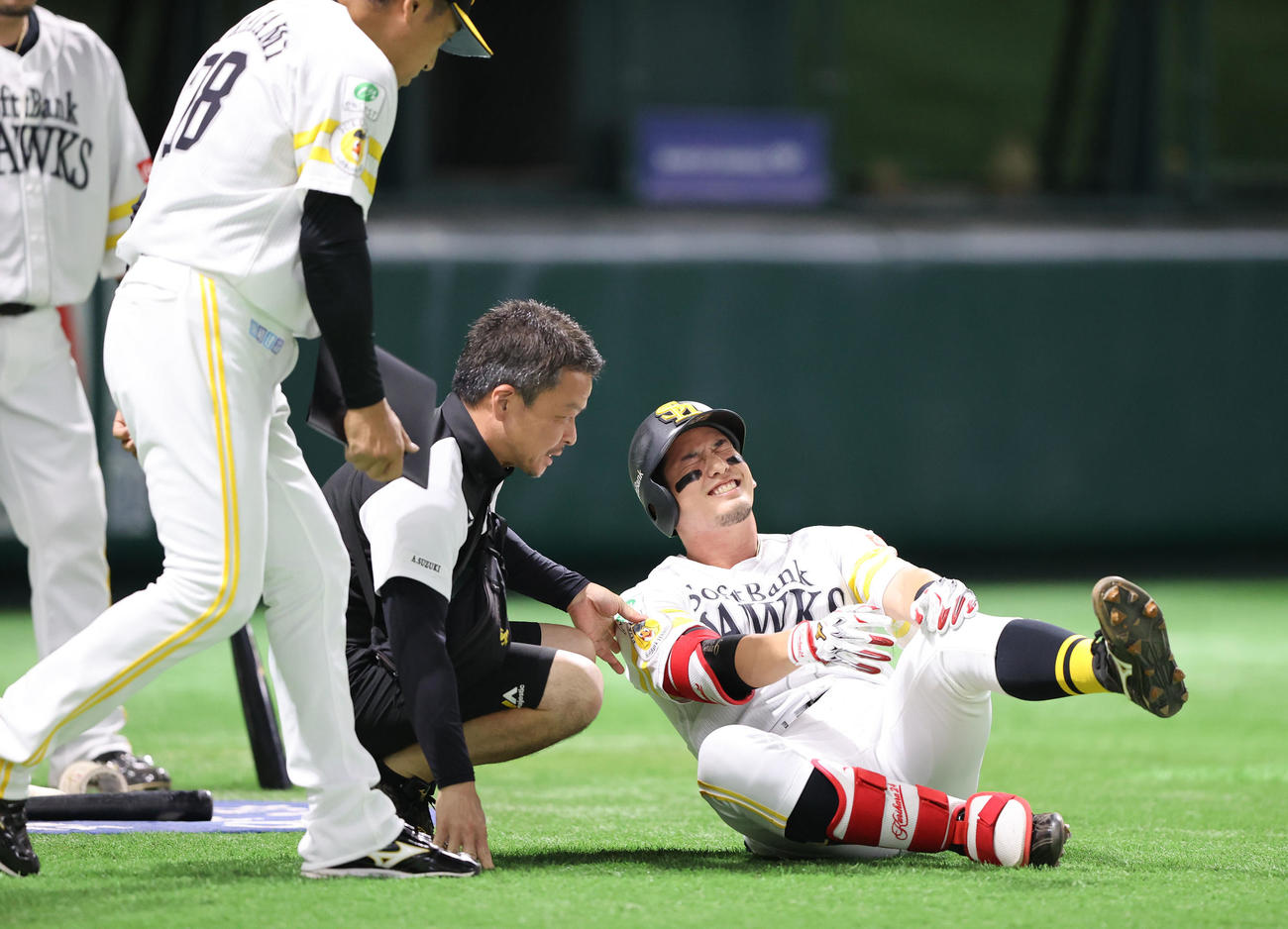 ソフトバンク対楽天　1回裏ソフトバンク無死一、二塁、栗原は左膝に自打球を受ける、痛そうな表情（撮影・梅根麻紀）