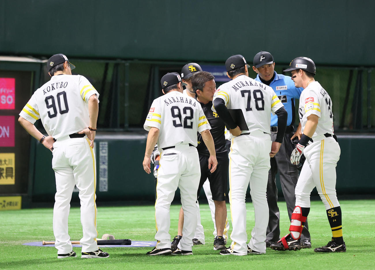 ソフトバンク対楽天　1回裏ソフトバンク無死一、二塁、栗原は左膝に自打球を受ける、痛そうな表情（撮影・梅根麻紀）