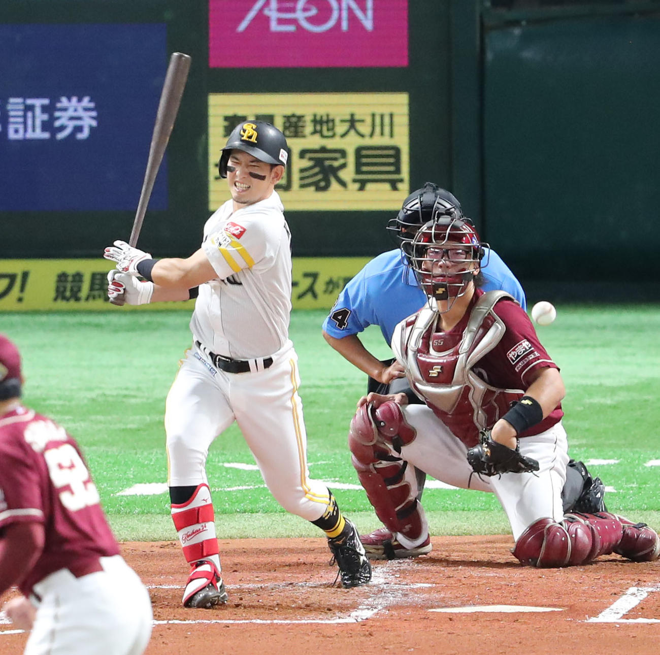 ソフトバンク対楽天　1回裏ソフトバンク無死一、二塁、自打球が足に当たり痛がる栗原（撮影・鬼束羽瑠菜）