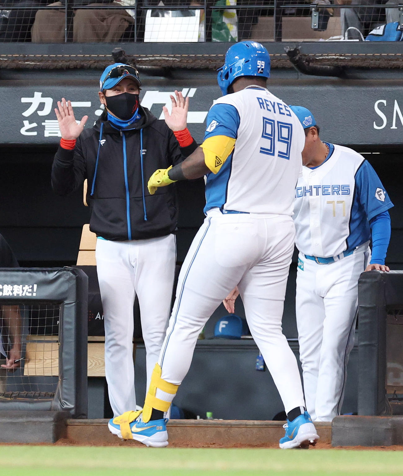 日本ハム対西武　2回裏日本ハム2死、新庄監督（左）は右越え本塁打を放ったレイエスを出迎える（撮影・佐藤翔太）