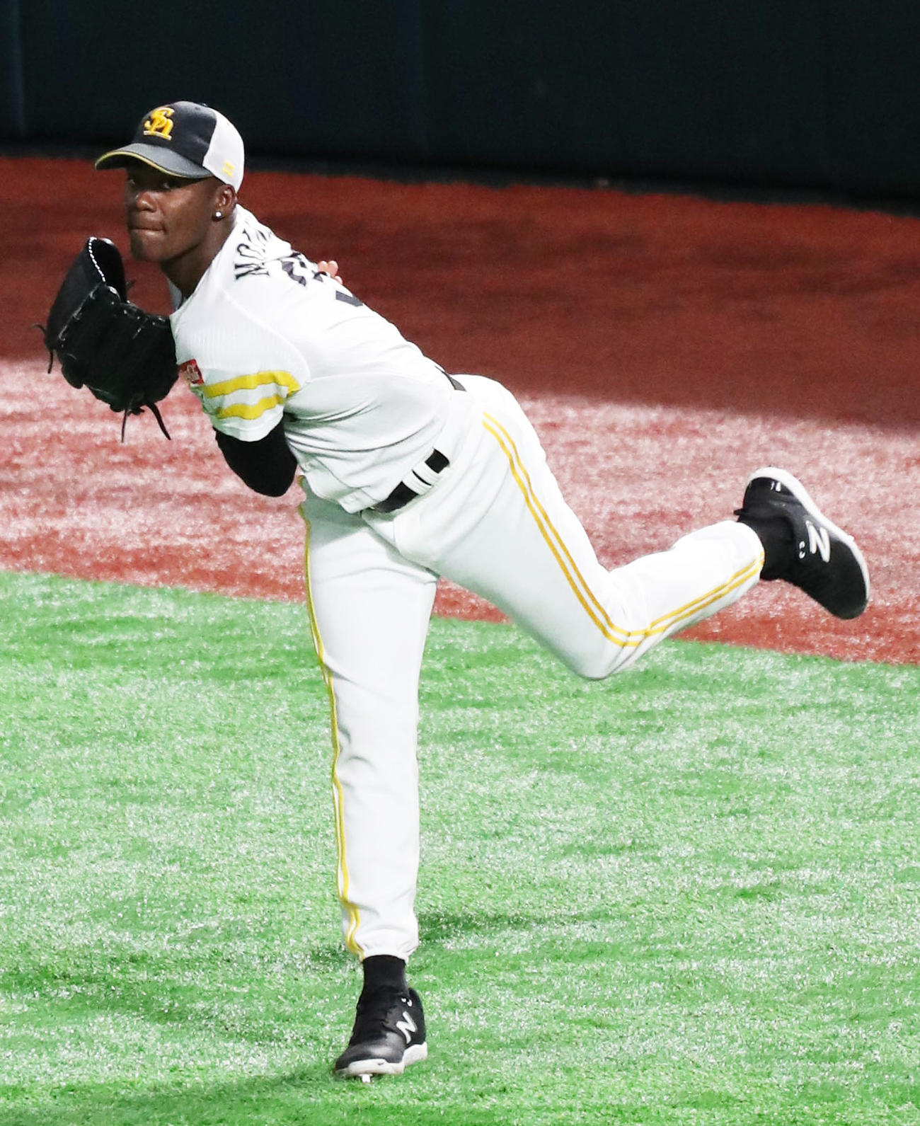 11日の試合前練習中キャッチボールで調整するリバン・モイネロ（撮影・鬼束羽瑠菜）