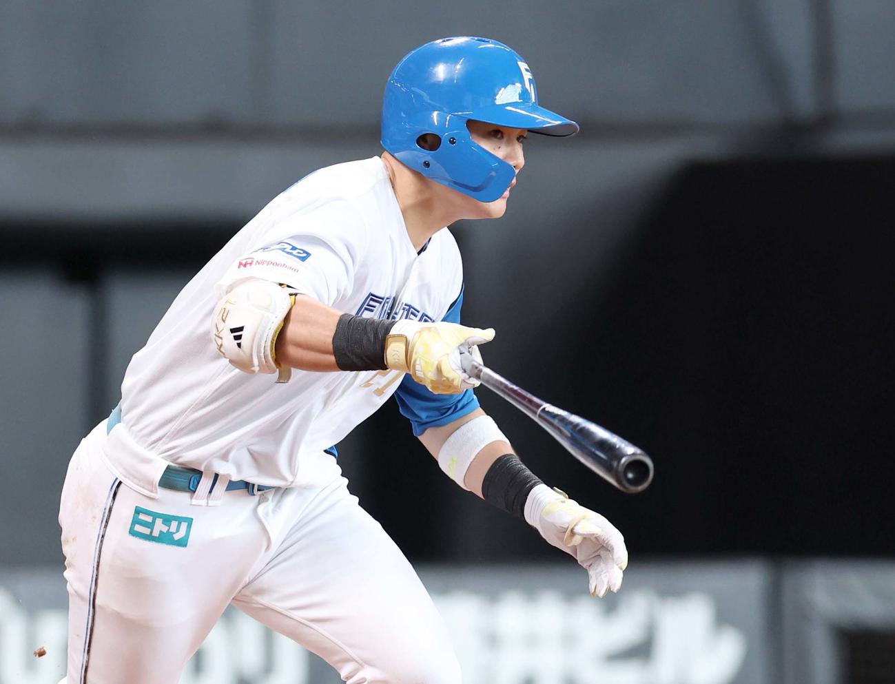 日本ハム対西武　5回裏日本ハム2死二塁、右前適時打を放つ清宮（撮影・黒川智章）