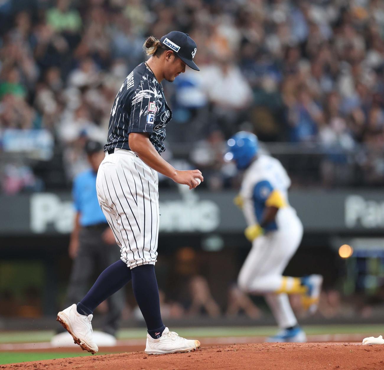 日本ハム対西武　2回裏日本ハム2死、レイエスに右越え本塁打を浴びる高橋（撮影・黒川智章）
