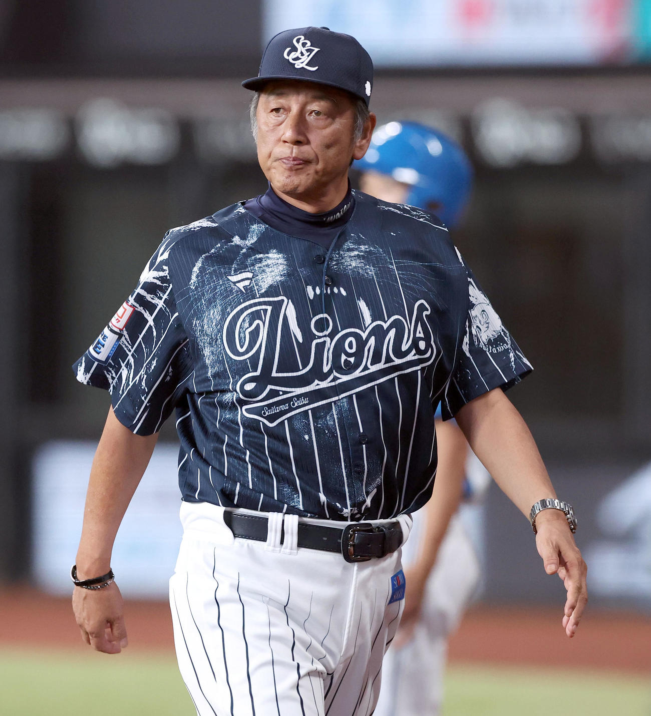 日本ハム対西武　選手交代を告げる西武渡辺GM兼監督代行（撮影・佐藤翔太）