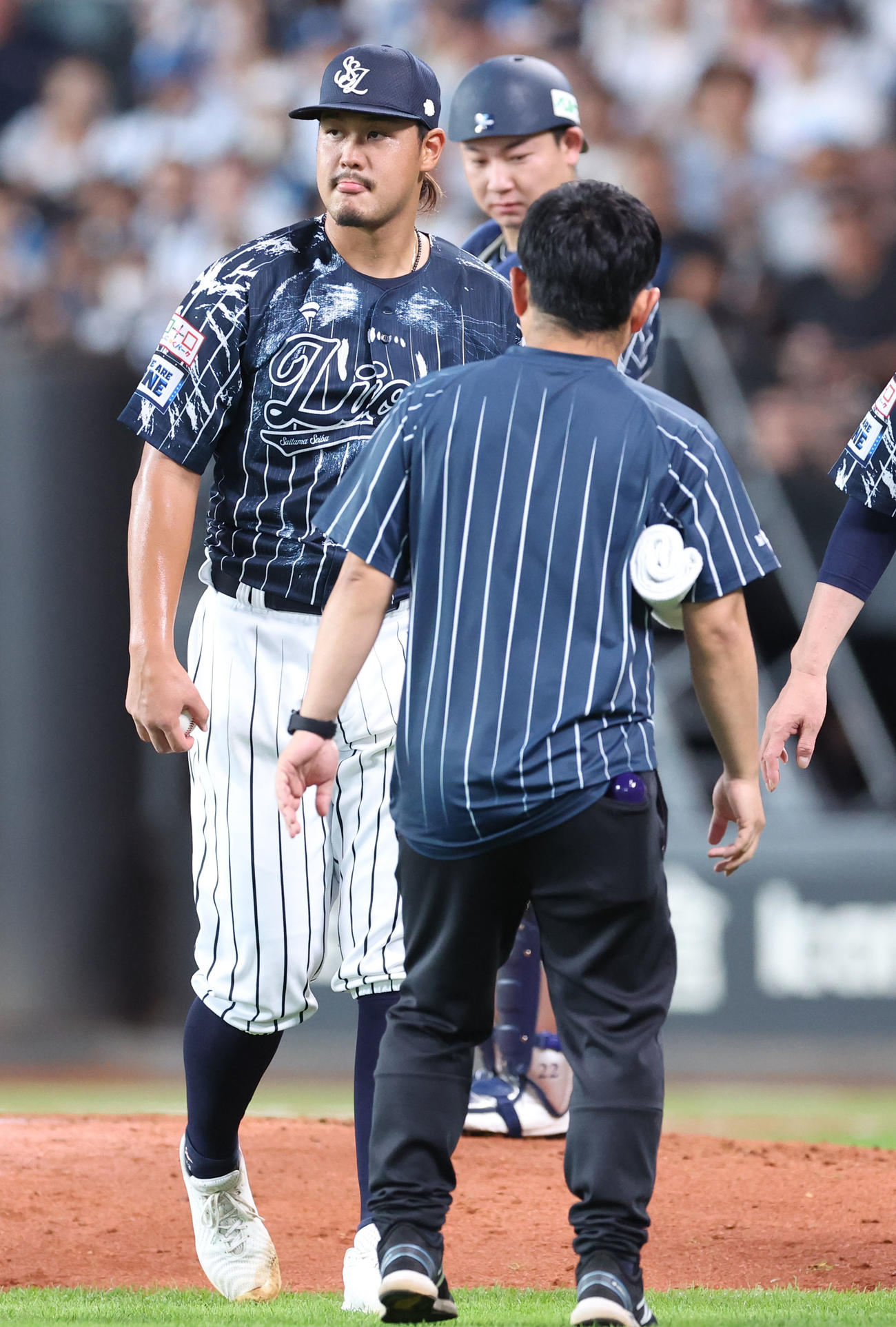 日本ハム対西武　6回裏途中で降板する高橋（撮影・佐藤翔太）