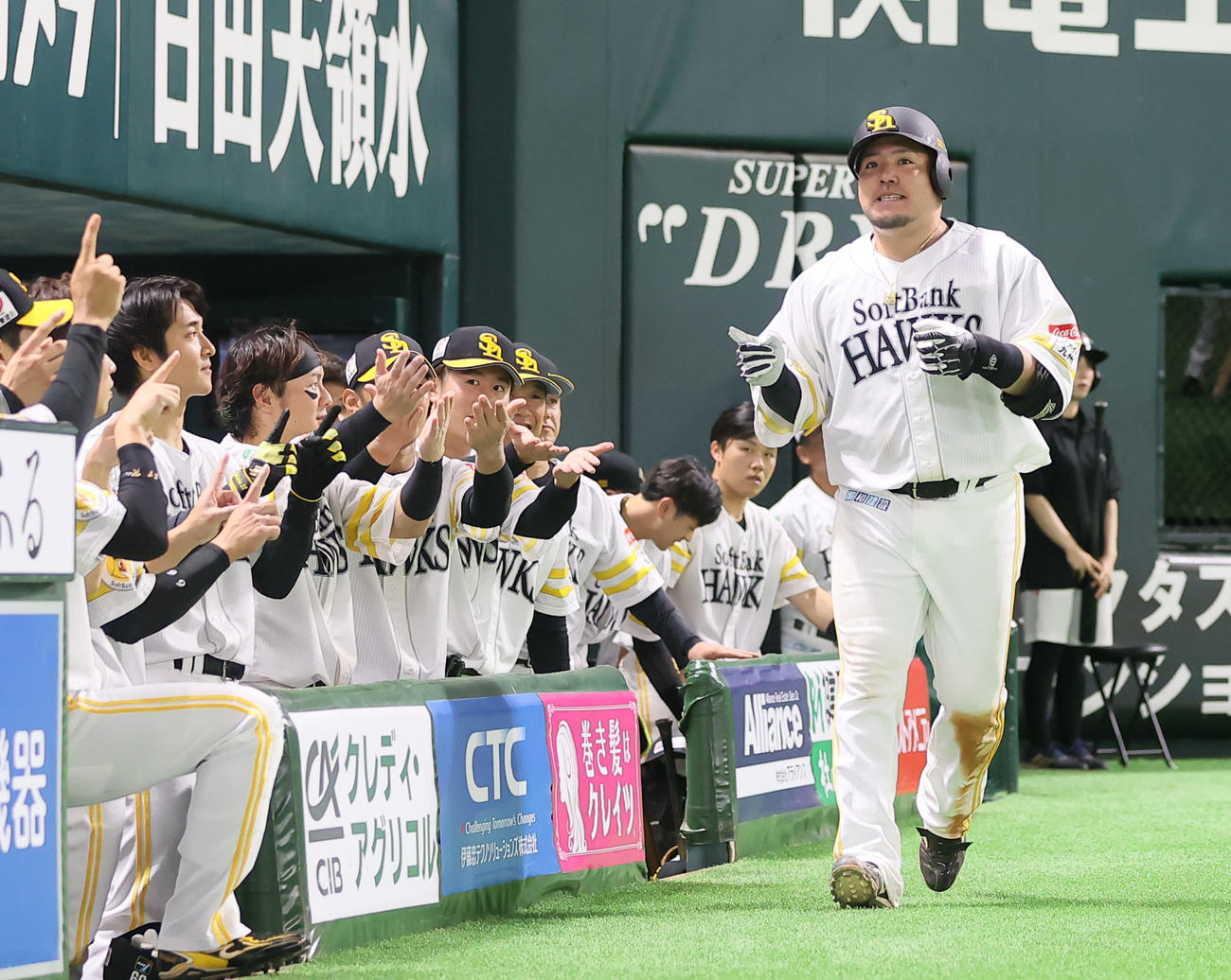 ソフトバンク対楽天　7回裏ソフトバンク1死、山川は左越えに本塁打を放ちベンチ前でポーズを決める（撮影・梅根麻紀）
