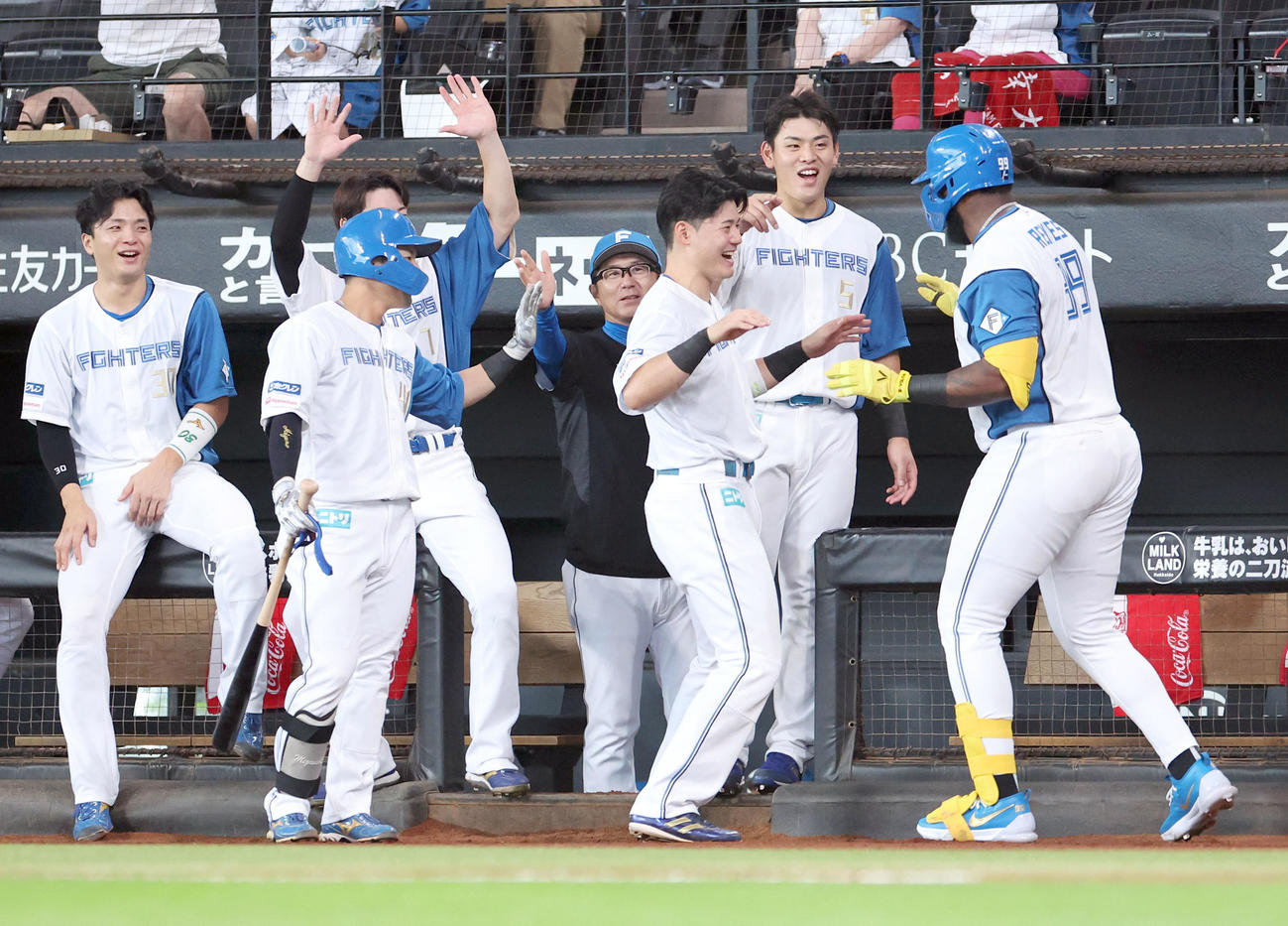 日本ハム対西武　2回裏日本ハム2死、右越え本塁打を放ち清宮（中央）と一緒に「キヨダンス」をするレイエス（撮影・佐藤翔太）