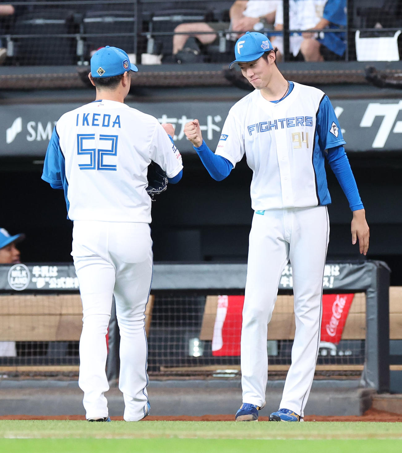 日本ハム対西武　7回表、ベンチに戻る池田（左手前）を出迎える福島（撮影・佐藤翔太）