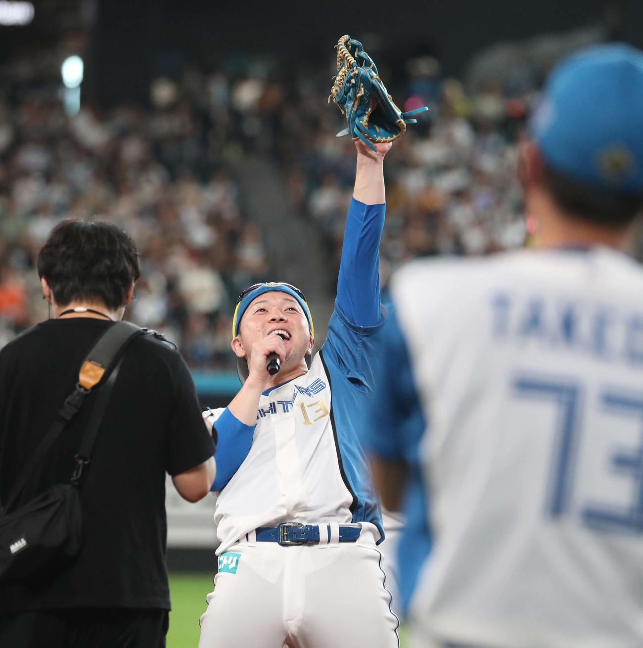 日本ハム対西武　試合後、勝利の一丁締めをする生田目（撮影・黒川智章）