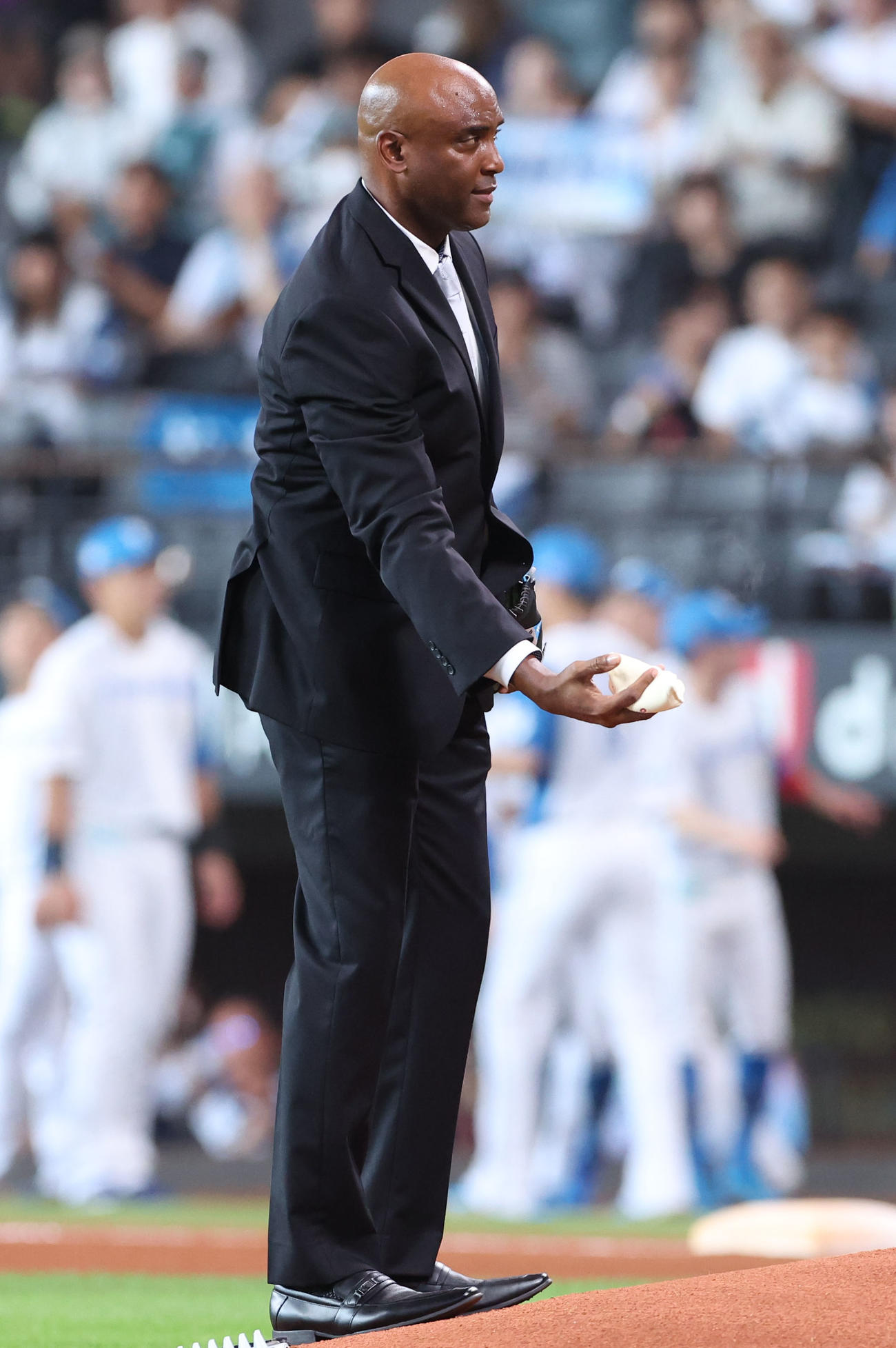日本ハム対西武　試合前、ファーストピッチでロジンをつけるセギノール氏（撮影・佐藤翔太）