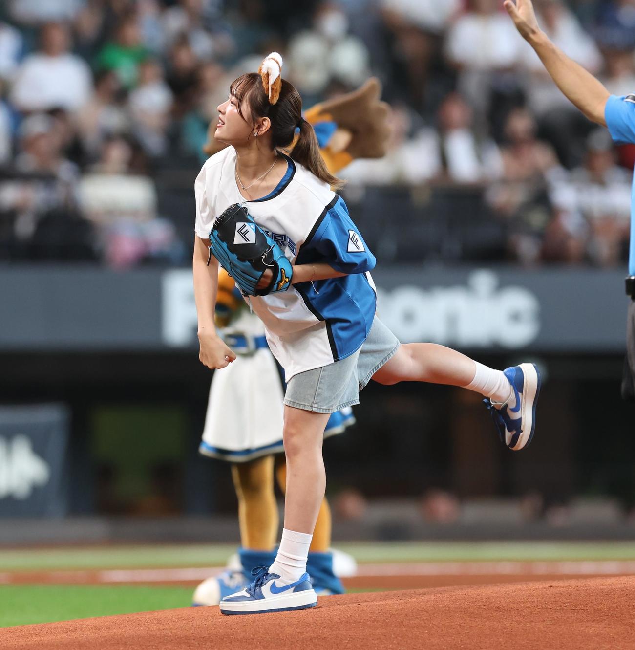 日本ハム対西武　始球式を務めた上ノ堀結愛（撮影・黒川智章）