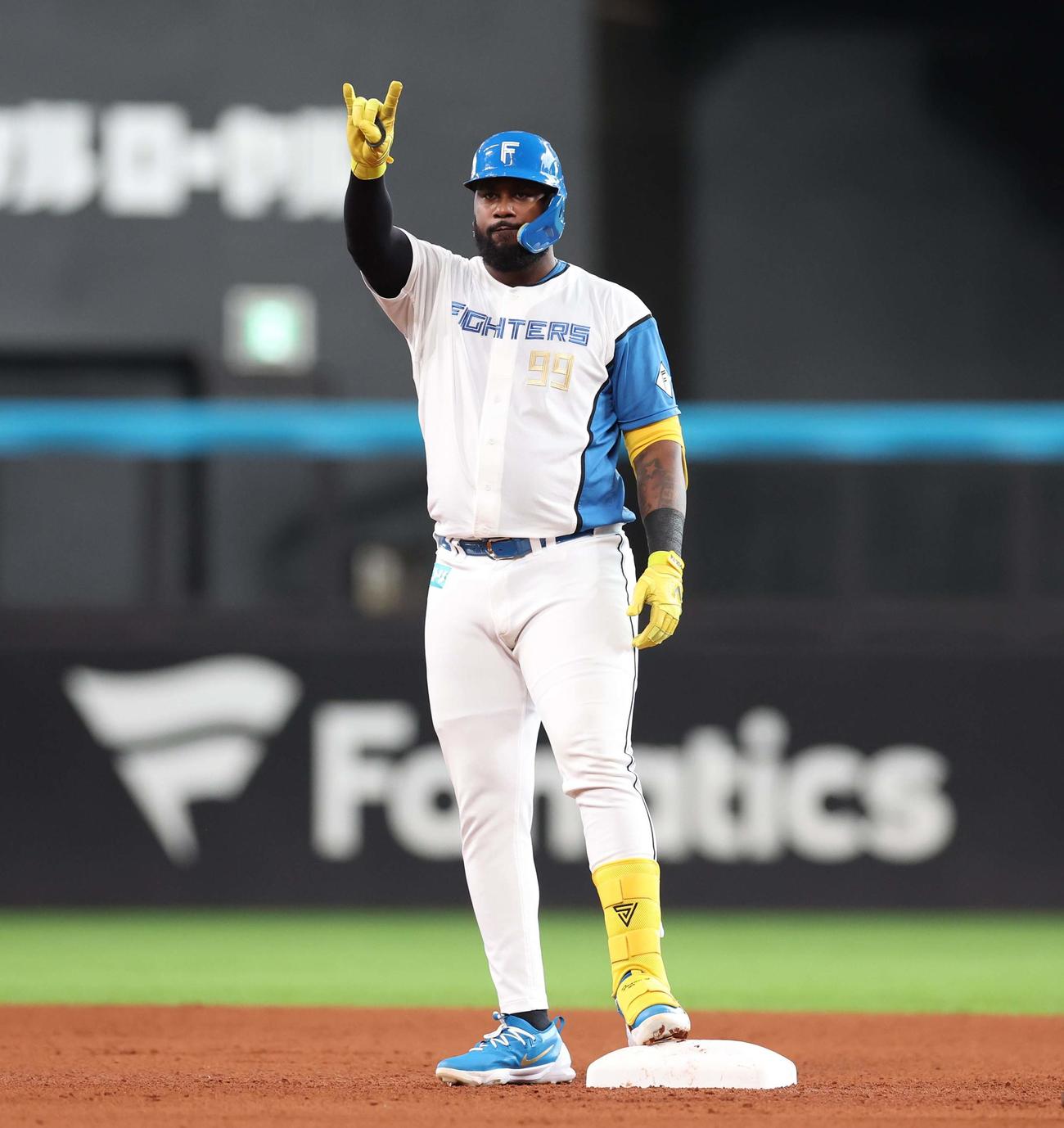 日本ハム対西武　4回裏日本ハム1死一塁、左翼線に適時二塁打を放ちポーズをとるレイエス（撮影・黒川智章）
