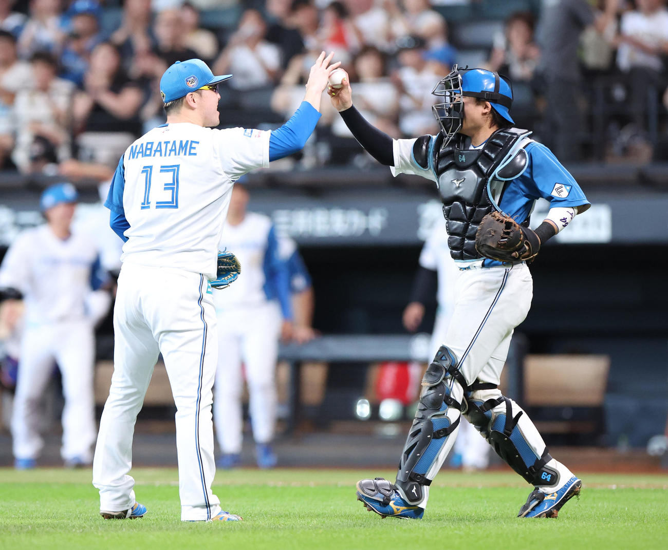 日本ハム対西武　プロ初セーブを挙げた日本ハム生田目（左）は記念ボールを田宮から受け取る（撮影・佐藤翔太）