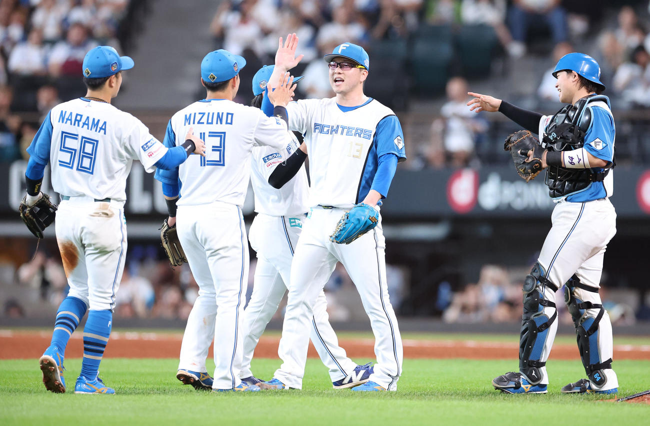 日本ハム対西武　試合終了後、笑顔でナインと喜び合う日本ハム生田目（中央）（撮影・佐藤翔太）
