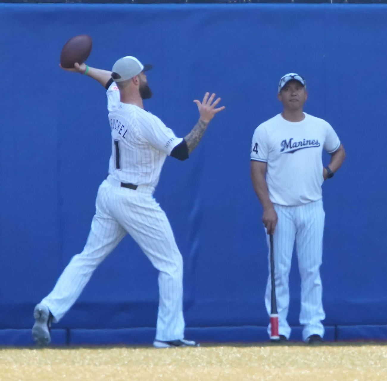 ロッテ対オリックス　試合前の練習でアメリカンフットボールを投げるロッテ新外国人のカイケル（撮影・小沢裕）