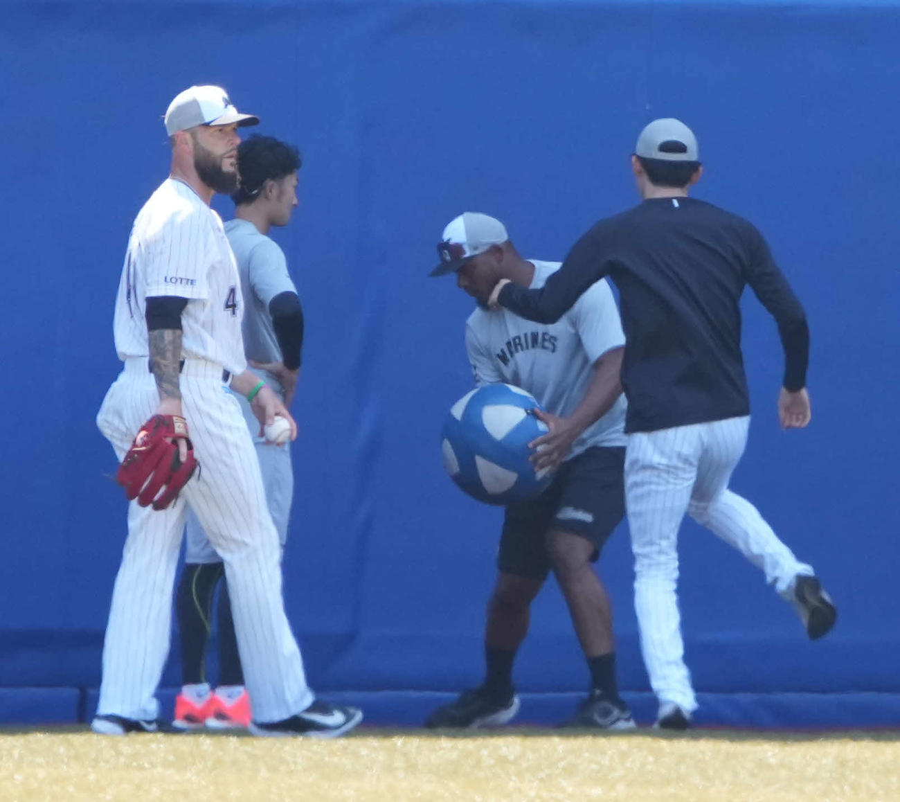 ロッテ対オリックス　試合前の練習でアメリカンフットボールを投げるロッテ新外国人のカイケル（撮影・小沢裕）