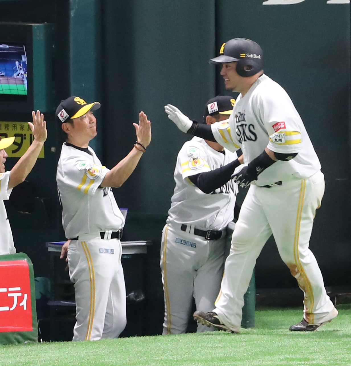 ソフトバンク対楽天　7回裏ソフトバンク1死、左越え本塁打を放った山川（右）を笑顔で出迎える小久保監督（撮影・鬼束羽瑠菜）