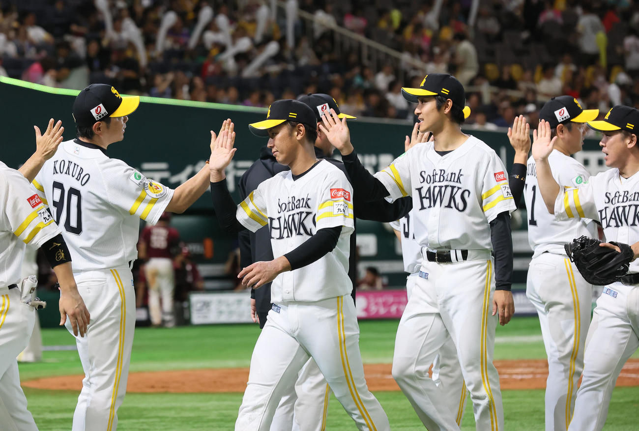 ソフトバンク対楽天　楽天に連勝し小久保監督とハイタッチをかわす今宮（撮影・梅根麻紀）