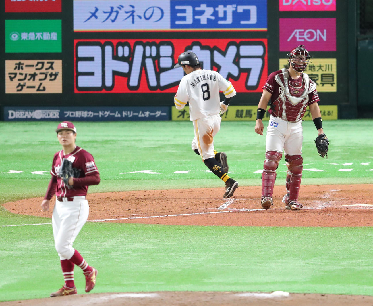 ソフトバンク対楽天　2回裏ソフトバンク無死三塁、今宮の中前適時打で生還した牧原大（撮影・鬼束羽瑠菜）