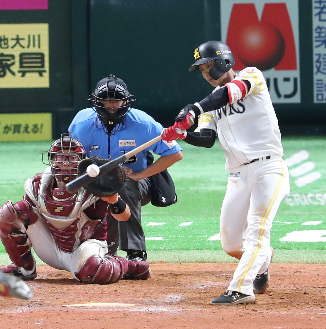 ソフトバンク対楽天　4回裏ソフトバンク1死三塁、今宮は左前適時打を放つ（撮影・鬼束羽瑠菜）