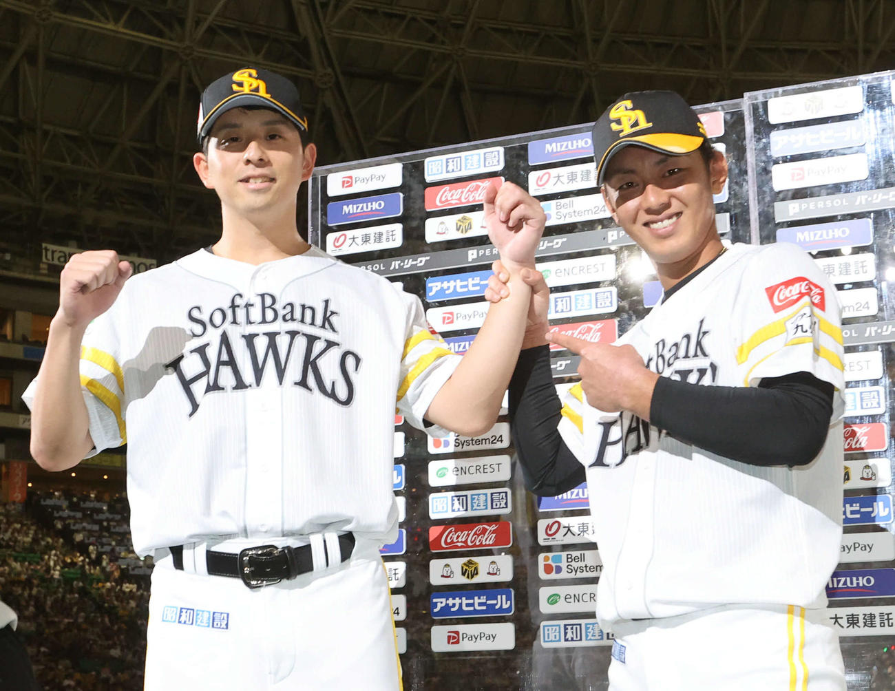 ソフトバンク対楽天　ヒーローとなり笑顔をみせる大関（左）と今宮（撮影・梅根麻紀）