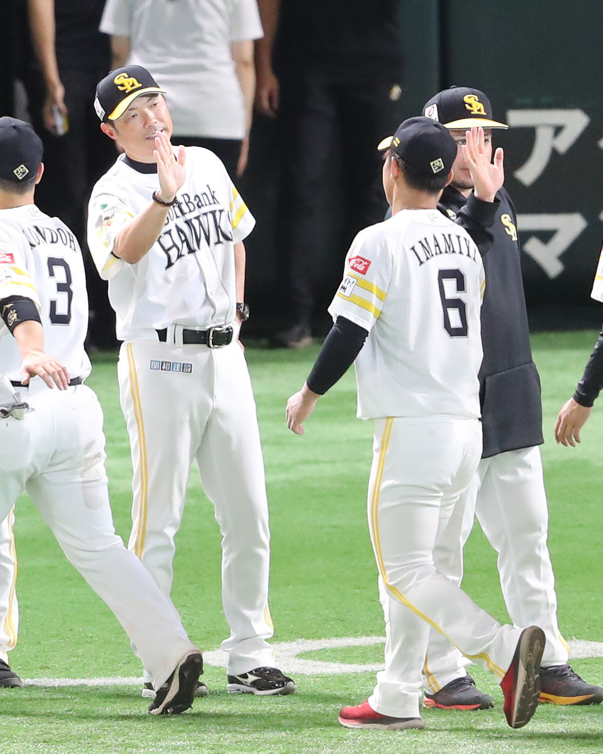 ソフトバンク対楽天　楽天に勝利しナインを出迎える小久保監督（左）（撮影・鬼束羽瑠菜）