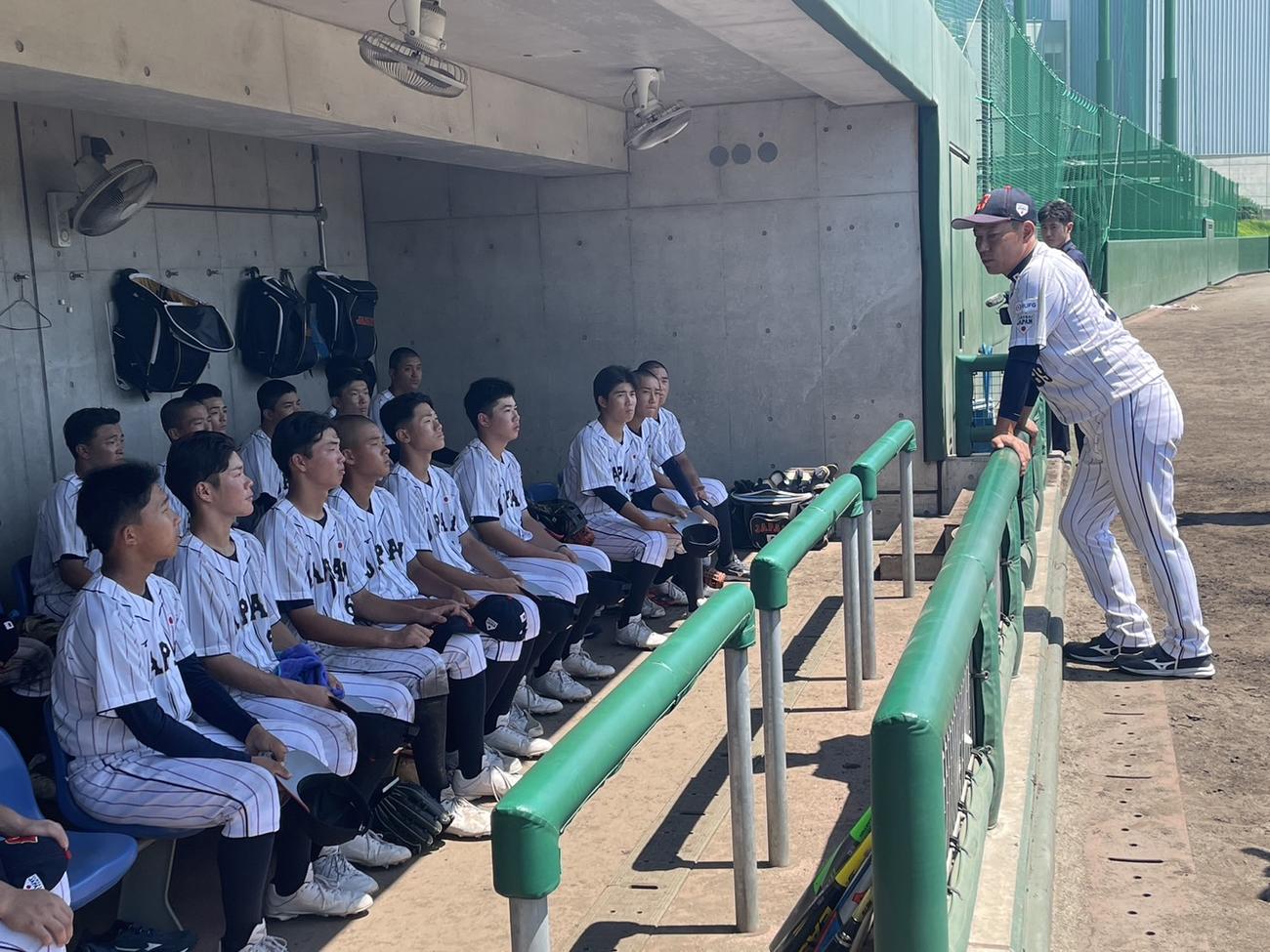 合宿を打ち上げU－15侍ジャパンメンバーに訓示を述べる侍ジャパン井端監督