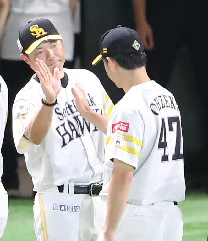 ソフトバンク対楽天　楽天に勝利し大関（右）とタッチをかわす小久保監督（撮影・鬼束羽瑠菜）