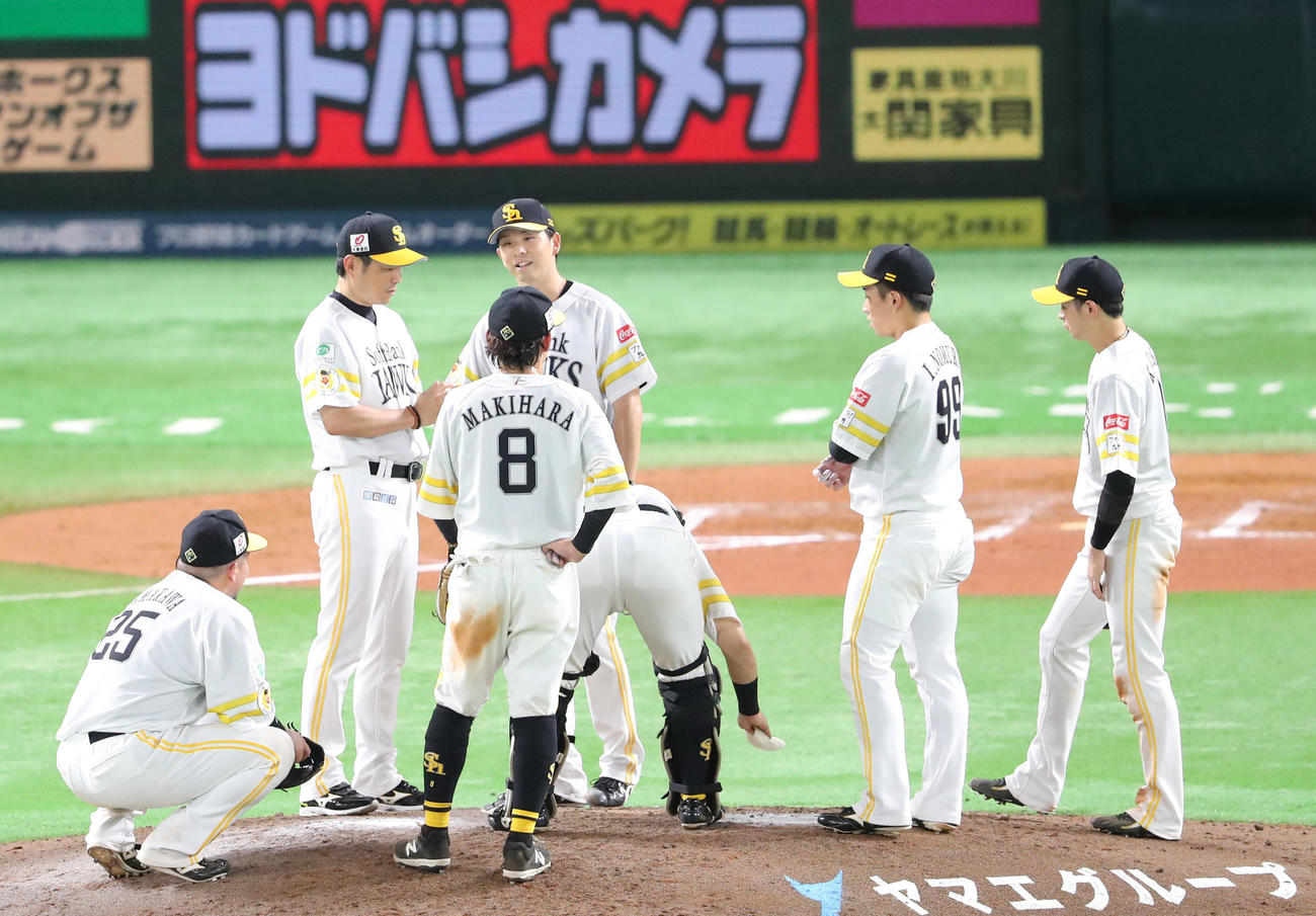 ソフトバンク対楽天　7回表楽天2死二塁、小久保監督（左奥）はマウンドに向かい大関に声を掛ける（撮影・鬼束羽瑠菜）